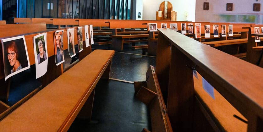 03.04.2020, xpsx, Lokal Offenbach, Online Gottestdienst St. Peter Corona Covid-19 v.l. Pfarrer Janusz Kirche, Gemeinde, Gottestdienst, Internet, Stream, Video, Online, Uebertragung, Live, Predigt, Gebet, Osterm, Offenbach Hessen Deutschland (DEU) St Peter