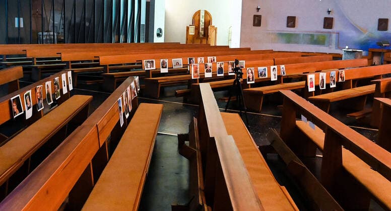 03.04.2020, xpsx, Lokal Offenbach, Online Gottestdienst St. Peter Corona Covid-19 v.l. Pfarrer Janusz Kirche, Gemeinde, Gottestdienst, Internet, Stream, Video, Online, Uebertragung, Live, Predigt, Gebet, Osterm, Offenbach Hessen Deutschland (DEU) St Peter