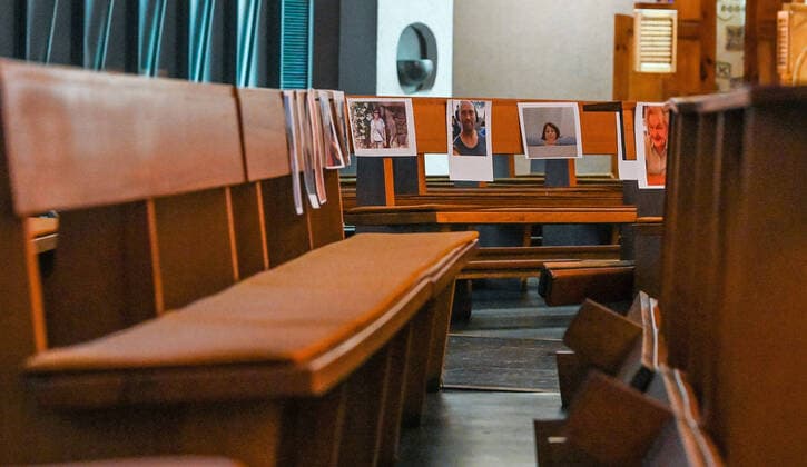 03.04.2020, xpsx, Lokal Offenbach, Online Gottestdienst St. Peter Corona Covid-19 v.l. Pfarrer Janusz Kirche, Gemeinde, Gottestdienst, Internet, Stream, Video, Online, Uebertragung, Live, Predigt, Gebet, Osterm, Offenbach Hessen Deutschland (DEU) St Peter