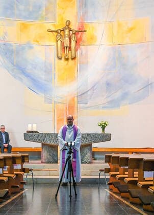 03.04.2020, xpsx, Lokal Offenbach, Online Gottestdienst St. Peter Corona Covid-19 v.l. Pfarrer Janusz Kirche, Gemeinde, Gottestdienst, Internet, Stream, Video, Online, Uebertragung, Live, Predigt, Gebet, Osterm, Offenbach Hessen Deutschland (DEU) St Peter