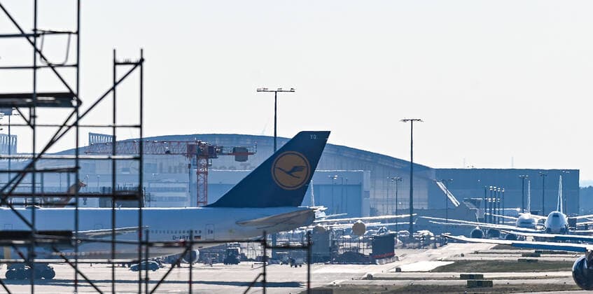03.04.2020, xpsx, Lokal Frankfurt, Flughafen Frankfurt Lufthansa Flugzeuge Corona Covid-19 v.l. Flughafen, Flugzeug, Flugzeuge, A360, Boeing, Lufthansa, Logo, geparkt, stehend, Fraport, FRA,, Frankfurt Hessen Deutschland (DEU) Fraport