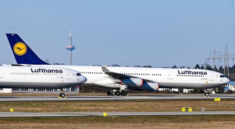 News Bilder des Tages 03.04.2020, xpsx, Lokal Frankfurt, Flughafen Frankfurt Lufthansa Flugzeuge Corona Covid-19 v.l. Flughafen, Flugzeug, Flugzeuge, A360, Boeing, Lufthansa, Logo, geparkt, stehend, Fraport, FRA,, Frankfurt Hessen Deutschland (DEU) Fraport
