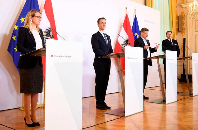 Wien 03.04.2020, Bundeskanzleramt, Wien, AUT, Akutelle Entwicklungen zur Coronaerkrankung in Oesterreich, Pressekonferenz, Weitere Massnahmen zur Sicherung von Standort und Beschaeftigung, im Bild Wirtschaftsministerin Margarete Schramboeck (OeVP), Finanzminister Gernot Bluemel (OeVP), Vizekanzler Werner Kogler (Gruene) und Wirtschaftskammer-Praesident Harald Mahrer (OeVP) Wirtschaftsministerin Margarete Schramboeck (OeVP), Finanzminister Gernot Bluemel (OeVP), Vizekanzler Werner Kogler (Gruene) und Wirtschaftskammer-Praesident Harald Mahrer (OeVP) during a press conference, Further measures to secure location and employment of Austrian Goverment about the Coronavirus Pandemie at the Bundeskanzleramt in Wien, Austria on 2020 04 03.