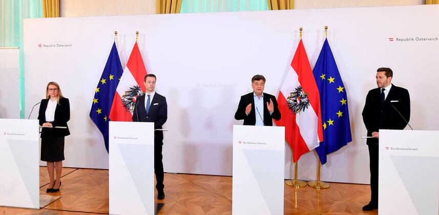 Wien 03.04.2020, Bundeskanzleramt, Wien, AUT, Akutelle Entwicklungen zur Coronaerkrankung in Oesterreich, Pressekonferenz, Weitere Massnahmen zur Sicherung von Standort und Beschaeftigung, im Bild Wirtschaftsministerin Margarete Schramboeck (OeVP), Finanzminister Gernot Bluemel (OeVP), Vizekanzler Werner Kogler (Gruene) und Wirtschaftskammer-Praesident Harald Mahrer (OeVP) Wirtschaftsministerin Margarete Schramboeck (OeVP), Finanzminister Gernot Bluemel (OeVP), Vizekanzler Werner Kogler (Gruene) und Wirtschaftskammer-Praesident Harald Mahrer (OeVP) during a press conference, Further measures to secure location and employment of Austrian Goverment about the Coronavirus Pandemie at the Bundeskanzleramt in Wien, Austria on 2020 04 03.