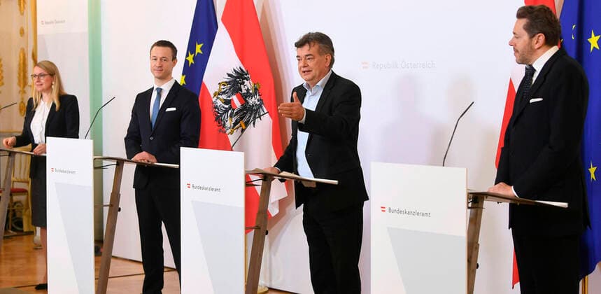 Wien 03.04.2020, Bundeskanzleramt, Wien, AUT, Akutelle Entwicklungen zur Coronaerkrankung in Oesterreich, Pressekonferenz, Weitere Massnahmen zur Sicherung von Standort und Beschaeftigung, im Bild Wirtschaftsministerin Margarete Schramboeck (OeVP), Finanzminister Gernot Bluemel (OeVP), Vizekanzler Werner Kogler (Gruene) und Wirtschaftskammer-Praesident Harald Mahrer (OeVP) Wirtschaftsministerin Margarete Schramboeck (OeVP), Finanzminister Gernot Bluemel (OeVP), Vizekanzler Werner Kogler (Gruene) und Wirtschaftskammer-Praesident Harald Mahrer (OeVP) during a press conference, Further measures to secure location and employment of Austrian Goverment about the Coronavirus Pandemie at the Bundeskanzleramt in Wien, Austria on 2020 04 03.