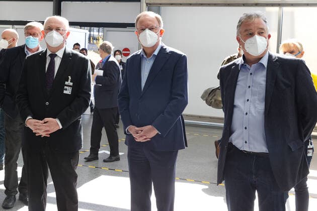 Hannover, 04.04.2020, Bundeswehr Soldaten im Coronavirus Einsatz beim Aufbau der Behelfsklinik auf dem Messegelände, Ministerpräsident Stephan Weil besichtigt Behelfsklinik, von links: Prof. Dr. Dr. Axel Haverich. Medizinische Hochschule Hannover Klinik für Herz-, Thorax-, Transplantations- und Gefäßchirurgie. Prof. Dr. med. Michael P. Manns, Präsident MHH, Ministerpräsident Stephan Weil, Regionspräsident Hauke Jagau,