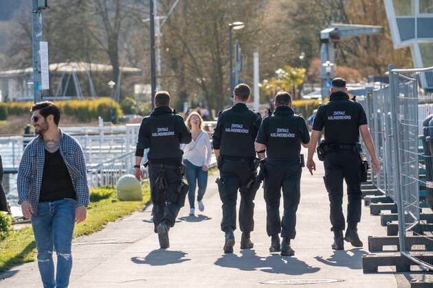 Der Baldeneysee in Essen, Samstag, 04.04.20, Streife der Zentralen Ausländerbehörde der Stadt, als Ordnungsdienst, abgesperrte Regatta Tribünen, sonst sonnen sich hier hunderte Menschen, halten sich an das Kontaktverbot, halten Abstand, nicht viele Besucher trotz Sonne und Frühlingswetter, Auswirkungen der Coronakrise in Deutschland,