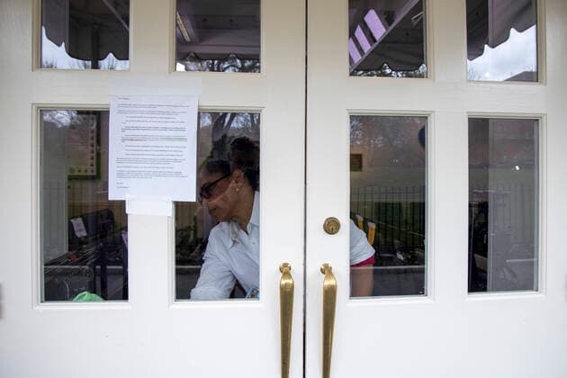 April 4, 2020, Washington, District of Columbia, USA: A cleaning staff employee wipes down the briefing room doors before the daily coronavirus briefing at the White House Washington, D.C., U.S., on Saturday, April 4, 2020. New York s death toll from coronavirus on Saturday surpassed 3,500 as confirmed cases rose to 113,704, bringing the U.S. total to more than 7,700 fatalities and 287,000 cases Washington USA - ZUMAs152 20200404_zaa_s152_001 Copyright: xTasosxKatopodisx