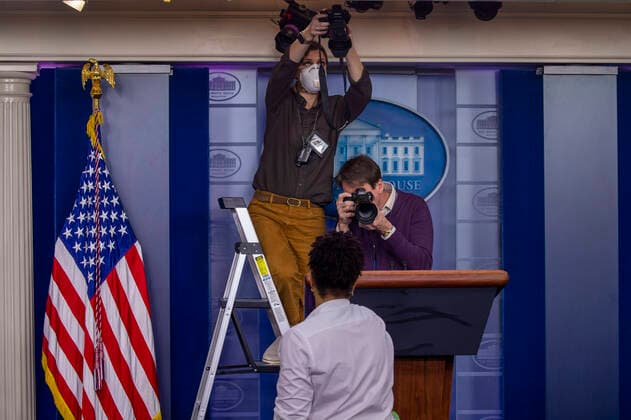 April 4, 2020, Washington, District of Columbia, USA: Photographers capture a worker as she cleans the briefing room lectern before the daily coronavirus briefing at the White House Washington, D.C., U.S., on Saturday, April 4, 2020. New York s death toll from coronavirus on Saturday surpassed 3,500 as confirmed cases rose to 113,704, bringing the U.S. total to more than 7,700 fatalities and 287,000 cases. .Credit: Pool via CNP Washington USA - ZUMAs152 20200404_zaa_s152_003 Copyright: xTasosxKatopodisx