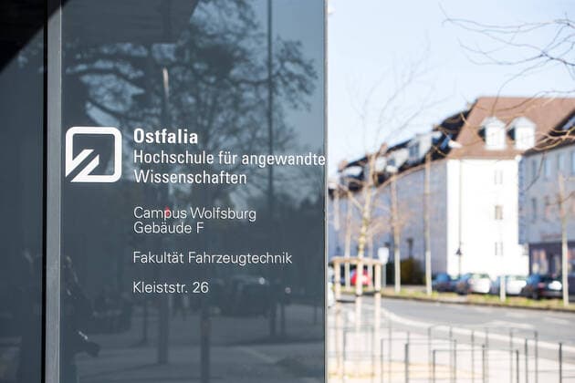 04.04.2020, xtgx, Auswirkungen des Corona Virus in Wolfsburg, Gabeude der Hochschule Ostfalia, deren Unterricht derzeit ruht. Hochschule, Fachhochschule, Uni, Universtiatet, Studium, Studenten, Studierende, Symbolbild, Symbolfoto Wolfsburg