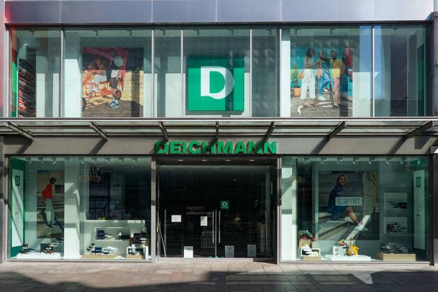 Zur Eindämmung des Coronavirus wurden Geschäftsschließungen, Einschränkungen und Kontaktsperren angeordnet und werden Ausgangssperren diskutiert, das Foto zeigt eine geschlossene Filiale von Deichmann, Laden, Geschäft, Ladengeschäft, Einzelhandel, Logo, Firmenlogo, Schild, Leuchtreklame, Eingang, Kleidung, Bekleidung, Schuhe, Schuladen, Schuhhandel, Schuhgeschäft, einkaufen, geschlossen, Einzelhandel, Kette, Ladenkette, Firmenkette, Firmengruppe, Firma, wirtschaftliche, finanzielle Probleme, Schwierigkeiten, Miete, Mietzahlung, zahlungsunfähig, Pacht, Pachtzahlung, 05.04.2020, Bremen (Deutschland), News, Coronavirus, Impressionen aus Bremen