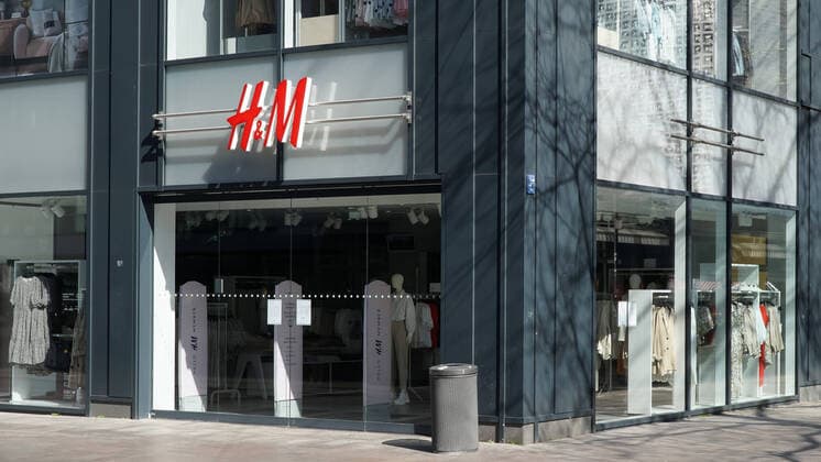 Zur Eindämmung des Coronavirus wurden Geschäftsschließungen, Einschränkungen und Kontaktsperren angeordnet und werden Ausgangssperren diskutiert, das Foto zeigt eine Filiale von H & M, Hennes und Mauritz, H&M, Laden, Geschäft, Ladengeschäft, Einzelhandel das Logo, Firmenlogo, Schild, Leuchtreklame, Eingang, Store, Kleidung, Bekleidung, Schuhe, Schuhgeschäft, Schuhladen, einkaufen, geschlossen, Einzelhandel, Kette, Ladenkette, Firmenkette, Firmengruppe, Firma, wirtschaftliche, finanzielle Probleme, Schwierigkeiten, Miete, Mietzahlung, zahlungsunfähig, Pacht, Pachtzahlung, 05.04.2020, Bremen (Deutschland), News, Coronavirus, Impressionen aus Bremen