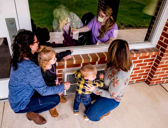 Coronavirus in den USA, Familie besucht Angehörige in Altenheim in Rising Sun, Maryland April 5, 2020, Rising Sun, Maryland, USA: Grandmother Karen Bowman, her daughter Tiffany Sadler and great-grand children Audrey, 3, and Chase Sadler, 1, visit with Della Simpson, as nurse Shannon Green helps, at Calvert Manor Nursing Home and Rehabilitation Center on Palm Sunday. Rising Sun USA - ZUMAcs17 20200405_zaf_cs17_007 Copyright: xScottxSeriox
