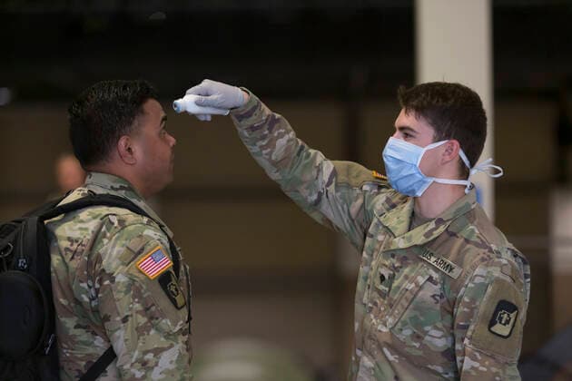 Coronavirus in den USA, Eindrücke aus dem Feldkrankenhaus in Seattle April 5, 2020, Seattle, Washington, U.S: A medic takes the temperature of a fellow soldier at the field hospital in the CenturyLink Field Event Center in Seattle on April 5, 2020. The mobile army surgical hospital, currently for non-COVID-19 cases, involves military medical personnel from multiple units, including the Soldiers from the 627th Hospital Center s 10th Field Hospital at Fort Carson, Colorado, the 62nd Medical Brigade from Joint Base Lewis-McChord, Washington and others. Officials said that he hospital is now ready to accept patients. Seattle U.S. - ZUMAg235 20200405_zap_g235_018 Copyright: xPaulxChristianxGordonx