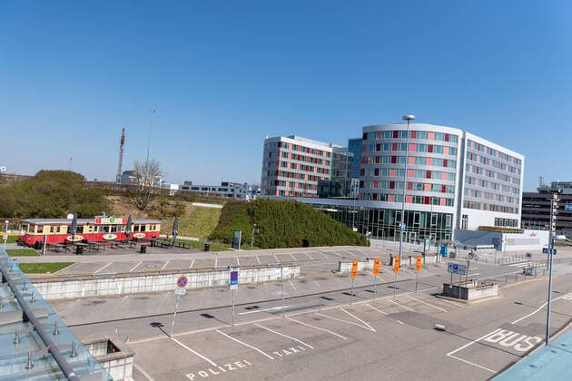 Stuttgart Themenfoto, Stockfoto, Flughafen Stuttgart, geschlossen wegen Corona, 06.04.2020 leerer Parkplatz, Flughafen geschlossen, Themenfoto, Stockfoto, Flughafen Stuttgart, geschlossen wegen Corona, 06.04.2020, Copyright: xEibner-Pressefoto SaschaxWaltherx EP_swa
