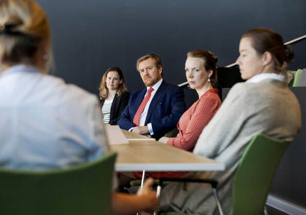 07-04-2020 Den Bosch King Willem-Alexander visited, in the context of combating the coronavirus (COVID-19), the Jeroen Bosch Hospital (JHA) in Den Bosch. King Willem-Alexander spoke about the current situation in the JHA with Piet-Hein Buiting, chairman of the Executive Board, and the JHA staff. Dhr. Buiting, voorzitter raad van bestuur (gastheer en gespreksleider) Mevr. Sluman, cardioloog, expert ethische dilemma’s in coronazorg Dhr. Schreurs, longarts, superviserende behandelaar op de corona-afdeling Mevr. Assman, klinisch psycholoog, voorzitter mental support team (corona) Mevr. Lutgens, medisch microbioloog Mevr. Verwijst, verpleegkundige op de corona-afdeling Mevr. Van Kampen, verpleegkundige op Spoed Eisende Hulp Dhr. Olsman, chirurg Copyright: xxPPE pool v.d.xWerf v.xLonkhuijx