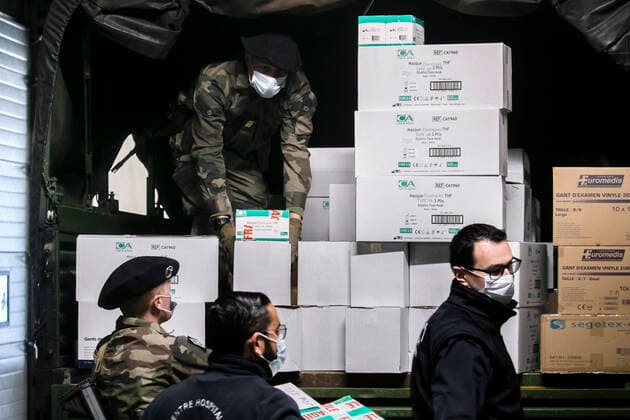 Chambery, France April 7, 2020 - Soldiers from mountain infantry participate in Operation Resilience , they collect surgical masks to deliver them to various medico-social structures in the Savoie department MILITAIRES, CHASSEURS ALPINS, MASQUES CHIRURGICAUX, SANTE, COVID19, CORONAVIRUS, DISTRIBUTION, ARMEE, 13EME BCA, PANDEMIE, VIRUS, EPIDEMIE, SAVOIE, SOLDATS, OPERATION RESILIENCE, HYGIENE, LUTTE CONTRE LA PROPAGATION DU COVID, CARTONS, CHARGEMENT Copyright: xVincentxIsorex