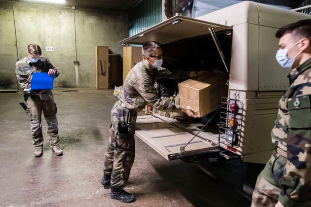 Chambery, France April 7, 2020 - Soldiers from mountain infantry participate in Operation Resilience , they collect surgical masks to deliver them to various medico-social structures in the Savoie department MILITAIRES, CHASSEURS ALPINS, MASQUES CHIRURGICAUX, SANTE, COVID19, CORONAVIRUS, DISTRIBUTION, ARMEE, 13EME BCA, PANDEMIE, VIRUS, EPIDEMIE, SAVOIE, SOLDATS, OPERATION RESILIENCE, HYGIENE, LUTTE CONTRE LA PROPAGATION DU COVID, CARTONS, CHARGEMENT Copyright: xVincentxIsorex