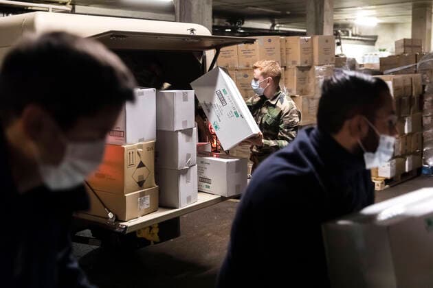 Chambery, France April 7, 2020 - Soldiers from mountain infantry participate in Operation Resilience , they collect surgical masks to deliver them to various medico-social structures in the Savoie department MILITAIRES, CHASSEURS ALPINS, MASQUES CHIRURGICAUX, SANTE, COVID19, CORONAVIRUS, DISTRIBUTION, ARMEE, 13EME BCA, PANDEMIE, VIRUS, EPIDEMIE, SAVOIE, SOLDATS, OPERATION RESILIENCE, HYGIENE, LUTTE CONTRE LA PROPAGATION DU COVID, CARTONS, CHARGEMENT Copyright: xVincentxIsorex