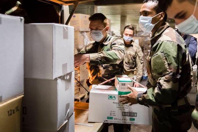 Chambery, France April 7, 2020 - Soldiers from mountain infantry participate in Operation Resilience , they collect surgical masks to deliver them to various medico-social structures in the Savoie department MILITAIRES, CHASSEURS ALPINS, MASQUES CHIRURGICAUX, SANTE, COVID19, CORONAVIRUS, DISTRIBUTION, ARMEE, 13EME BCA, PANDEMIE, VIRUS, EPIDEMIE, SAVOIE, SOLDATS, OPERATION RESILIENCE, HYGIENE, LUTTE CONTRE LA PROPAGATION DU COVID, CARTONS, CHARGEMENT Copyright: xVincentxIsorex