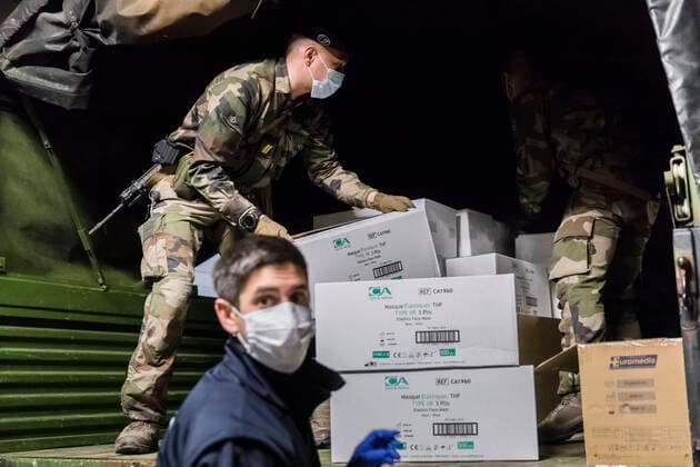 Chambery, France April 7, 2020 - Soldiers from mountain infantry participate in Operation Resilience , they collect surgical masks to deliver them to various medico-social structures in the Savoie department MILITAIRES, CHASSEURS ALPINS, MASQUES CHIRURGICAUX, SANTE, COVID19, CORONAVIRUS, DISTRIBUTION, ARMEE, 13EME BCA, PANDEMIE, VIRUS, EPIDEMIE, SAVOIE, SOLDATS, OPERATION RESILIENCE, HYGIENE, LUTTE CONTRE LA PROPAGATION DU COVID, CARTONS, CHARGEMENT Copyright: xVincentxIsorex