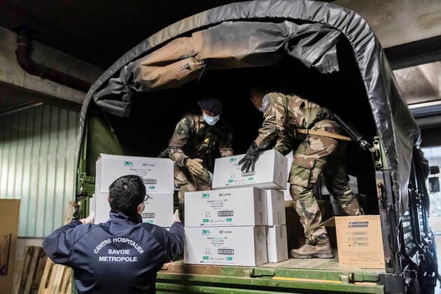 Chambery, France April 7, 2020 - Soldiers from mountain infantry participate in Operation Resilience , they collect surgical masks to deliver them to various medico-social structures in the Savoie department MILITAIRES, CHASSEURS ALPINS, MASQUES CHIRURGICAUX, SANTE, COVID19, CORONAVIRUS, DISTRIBUTION, ARMEE, 13EME BCA, PANDEMIE, VIRUS, EPIDEMIE, SAVOIE, SOLDATS, OPERATION RESILIENCE, HYGIENE, LUTTE CONTRE LA PROPAGATION DU COVID, CARTONS, CHARGEMENT Copyright: xVincentxIsorex