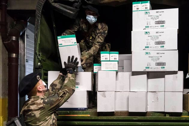 Chambery, France April 7, 2020 - Soldiers from mountain infantry participate in Operation Resilience , they collect surgical masks to deliver them to various medico-social structures in the Savoie department MILITAIRES, CHASSEURS ALPINS, MASQUES CHIRURGICAUX, SANTE, COVID19, CORONAVIRUS, DISTRIBUTION, ARMEE, 13EME BCA, PANDEMIE, VIRUS, EPIDEMIE, SAVOIE, SOLDATS, OPERATION RESILIENCE, HYGIENE, LUTTE CONTRE LA PROPAGATION DU COVID, CARTONS, CHARGEMENT Copyright: xVincentxIsorex