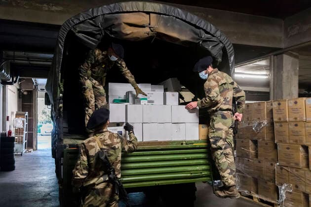 Chambery, France April 7, 2020 - Soldiers from mountain infantry participate in Operation Resilience , they collect surgical masks to deliver them to various medico-social structures in the Savoie department MILITAIRES, CHASSEURS ALPINS, MASQUES CHIRURGICAUX, SANTE, COVID19, CORONAVIRUS, DISTRIBUTION, ARMEE, 13EME BCA, PANDEMIE, VIRUS, EPIDEMIE, SAVOIE, SOLDATS, OPERATION RESILIENCE, HYGIENE, LUTTE CONTRE LA PROPAGATION DU COVID, CARTONS, CHARGEMENT Copyright: xVincentxIsorex