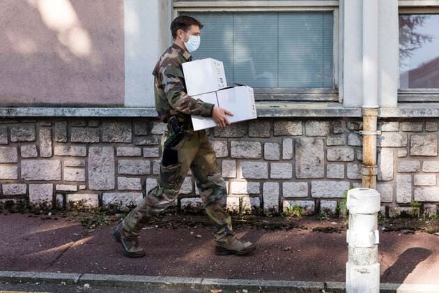 News Bilder des Tages Chambery, France April 7, 2020 - Soldiers from mountain infantry participate in Operation Resilience , they collect surgical masks to deliver them to various medico-social structures in the Savoie department MILITAIRES, CHASSEURS ALPINS, MASQUES CHIRURGICAUX, SANTE, COVID19, CORONAVIRUS, DISTRIBUTION, ARMEE, 13EME BCA, PANDEMIE, VIRUS, EPIDEMIE, SAVOIE, SOLDATS, OPERATION RESILIENCE, HYGIENE, LUTTE CONTRE LA PROPAGATION DU COVID, Copyright: xVincentxIsorex