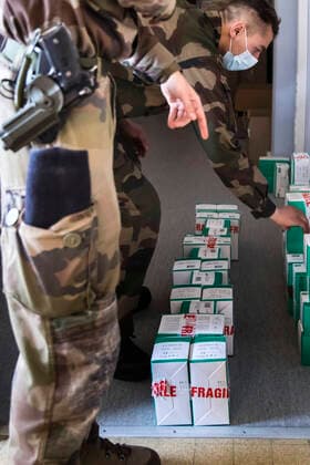 Chambery, France April 7, 2020 - Soldiers from mountain infantry participate in Operation Resilience , they collect surgical masks to deliver them to various medico-social structures in the Savoie department MILITAIRES, CHASSEURS ALPINS, MASQUES CHIRURGICAUX, SANTE, COVID19, CORONAVIRUS, DISTRIBUTION, ARMEE, 13EME BCA, PANDEMIE, VIRUS, EPIDEMIE, SAVOIE, SOLDATS, OPERATION RESILIENCE, HYGIENE, LUTTE CONTRE LA PROPAGATION DU COVID, Copyright: xVincentxIsorex