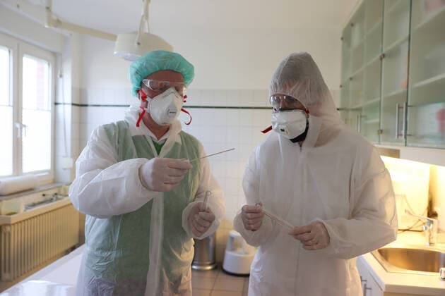 Coronavirus, Maskenmangel in deutschen Arztpraxen, Arzt, Arztpraxis, Hausarzt, Arzt mit Mundschutz, FFP2-Maske , Atemschutzmaske mit Filter, und Einmalschutzkittel, Schutzbrille, Labor, Abstrich, Suchergebnisse Webergebnisse Abstrichröhrchen,