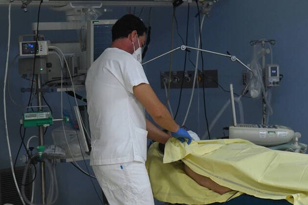 (200409) -- BOLOGNA (ITALY), April 9, 2020 (Xinhua) -- A medical worker takes care of a patient at Sant Orsola-Malpighi hospital in Bologna, Italy, on April 9, 2020. The COVID-19 pandemic has claimed 18,279 lives in locked-down Italy, bringing the total number of infections, fatalities and recoveries to 143,626 by Thursday, according to the latest data released by the country s Civil Protection Department. (Photo by Gianni Schicchi Xinhua) ITALY-BOLOGNA-COVID-19-CASES