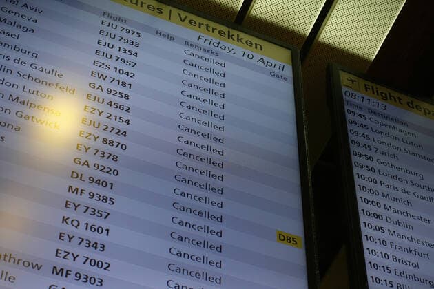 10.04.2020, Amsterdam, Nordholland, NLD - Auswirkungen der Coronapandemie: Saemtliche Fluege fuer den Tag sind gestrichen. (Abfluege, Airport, Alltag, Amsterdam, Amsterdam-Schiphol, Ankuenfte, Anschnitt, Anzeige, Anzeigetafel, Ausfall, Ausgangsbeschraenkung, Ausgangssperre, ausgefallen, cancelled, Coronaepidemie, Coronapandemie, Coronavirus, Coronavirus SARS-CoV-2, Covid 19, Covid-19, Detail, Detailaufnahme, Europa, europaeisch, Fluege, Flugausfaelle, Flugausfall, Flughafen, Flughafen Schiphol, Flughafen Schiphol Amsterdam, Flughafengebaeude, Flughafenterminal, Gebaeude, Gesellschaft, gestrichen, hollaendisch, Holland, innen, Innenaufnahme, niederlaendisch, Niederlande, niemand, Nordholland, QF, Querformat, Reise, Reiseverbot, Reisewarnung, Shutdown, Terminal, Tourismus, Westeuropa, Wirtschaft) 200410D110AMSTERDAM.JPG