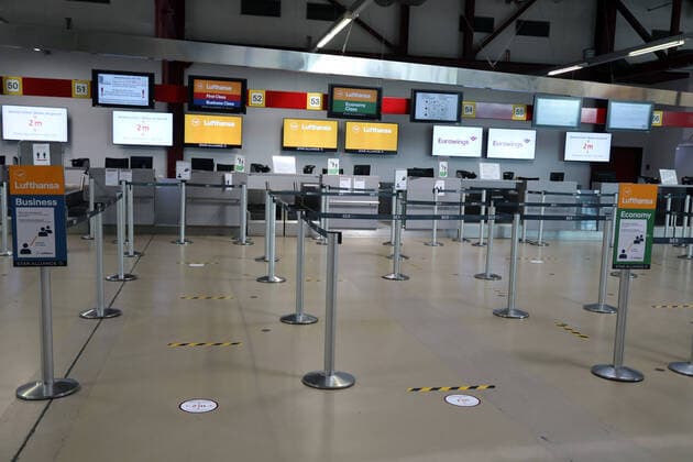 10.04.2020, Berlin, GER - Auswirkungen der Coronapandemie: Keine Menschen am Check-in im Terminal des Flughafen Tegel. (Abfertigungshalle, Airport, Alltag, Ausgangsbeschraenkung, Ausgangssperre, Berlin, Check-in, Coronaepidemie, Coronapandemie, Coronavirus, Coronavirus SARS-CoV-2, Covid 19, Covid-19, deutsch, Deutschland, Europa, europaeisch, Flughafen, Flughafen Berlin-Tegel, Flughafen Tegel, Flughafengebaeude, Flughafenterminal, Gebaeude, Gesellschaft, innen, Innenaufnahme, leer, Leere, niemand, QF, Querformat, Reise, Reiseverbot, Reisewarnung, Shutdown, Terminal, Tourismus, Westeuropa, Wirtschaft) 200410D134BERLIN.JPG