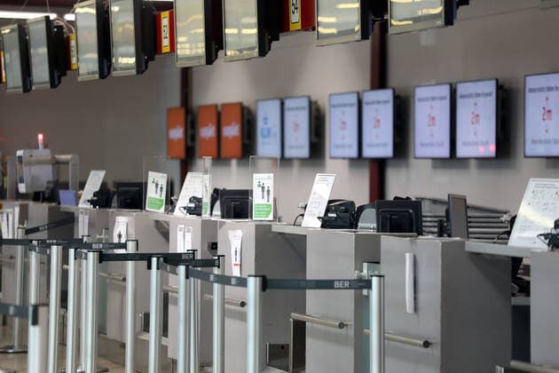 10.04.2020, Berlin, GER - Auswirkungen der Coronapandemie: Keine Menschen am Check-in im Terminal des Flughafen Tegel. (Abfertigungshalle, Airport, Alltag, Ausgangsbeschraenkung, Ausgangssperre, Berlin, Check-in, Coronaepidemie, Coronapandemie, Coronavirus, Coronavirus SARS-CoV-2, Covid 19, Covid-19, deutsch, Deutschland, Europa, europaeisch, Flughafen, Flughafen Berlin-Tegel, Flughafen Tegel, Flughafengebaeude, Flughafenterminal, Gebaeude, Gesellschaft, innen, Innenaufnahme, leer, Leere, niemand, QF, Querformat, Reise, Reiseverbot, Reisewarnung, Shutdown, Terminal, Tourismus, Westeuropa, Wirtschaft) 200410D138BERLIN.JPG