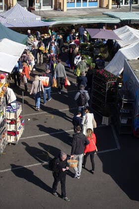 11.04.2020, Berlin, GER - Menschen stehen auf dem Wochenmarkt am Kranoldplatz in einer Warteschlange. (Abstand, Alltag, Angebot, anstehen, Aufsicht, aussen, Aussenaufnahme, Berlin, deutsch, Deutschland, Einkauf, einkaufen, Einzelhandel, Europa, europaeisch, Fruehjahr, Fruehling, Gesellschaft, Haendler, Handel, handeln, HF, Hochformat, Jahreszeit, Kaeufer, kaukasich, Kaukasier, Kontaktverbot, Kranoldplatz, Kunden, Lebensmittel, Markt, Marktgeschehen, Marktstaende, Marktszene, Menschen, Personen, Schatten, Schattenwurf, Schlange stehen, Sicherheitsabstand, Stadt, Stadtgeschehen, Staende, Verkaeufer, Verkauf, verkaufen, Verkaufsstaende, Vogelperspektive, Warenangebot, warten, Warteschlange, Westeuropa, Wirtschaft, Wochenmarkt) 200411D166BERLIN.JPG