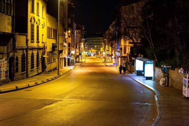 Coronavirus in der Türkei, Ausgangssperre in Istanbul April 11, 2020: Streets and squares left empty due to the curfew in Kadikoy district on April 11, in Istanbul, TURKEY. In order to prevent new type coronavirus pandemic, the Ministry of Interior has decided to take additional measures. In this context, curfews will be imposed for 48 hours in 31 provinces with metropolitan status from April,10th midnight. Total number of registered cases in country reaches 52,167 as 5,138 more people test positive for virus. Turkey confirmed that 95 more people died from the coronavirus in the country over the past 24 hours, bringing the death toll to 1,101, on April,11 2020. - ZUMAi72_ 20200411_znp_i72_010 Copyright: xTolgaxIldunx