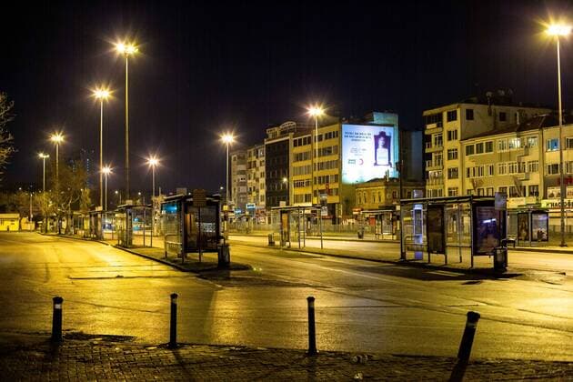Coronavirus in der Türkei, Ausgangssperre in Istanbul April 11, 2020: Streets and squares left empty due to the curfew in Kadikoy district on April 11, in Istanbul, TURKEY. In order to prevent new type coronavirus pandemic, the Ministry of Interior has decided to take additional measures. In this context, curfews will be imposed for 48 hours in 31 provinces with metropolitan status from April,10th midnight. Total number of registered cases in country reaches 52,167 as 5,138 more people test positive for virus. Turkey confirmed that 95 more people died from the coronavirus in the country over the past 24 hours, bringing the death toll to 1,101, on April,11 2020. - ZUMAi72_ 20200411_znp_i72_023 Copyright: xTolgaxIldunx