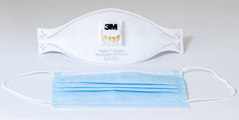 Lienz THEMENBILD - zwei unterschiedliche Schutzmasken, vorne OP Maske, Medizinischer Mund- und Nasenschutz , und hinten eine Atemschutzmaske der Schutzklasse FFP2 mit aktiv Filter, diese Masken sind medizinischem Personal vorbehalten. In Oesterreich besteht Maskenpflicht ab 14.4.2020 in allen geoeffneten Geschaeften und oeffentlichen Verkehrsmitteln, aufgenommen am 13. April 2020 waehrend der Coronavirus Krise, Oesterreich Two different protective masks, front surgical mask, medical mouth and nose protection, and a breathing mask of protection class FFP2 with active filter at the back, these masks are reserved for medical personnel. In Austria there is a requirement for masks from 14.4.2020 in all open shops and public transport, taken on April 13, 2020 during the coronavirus crisis in Austria.