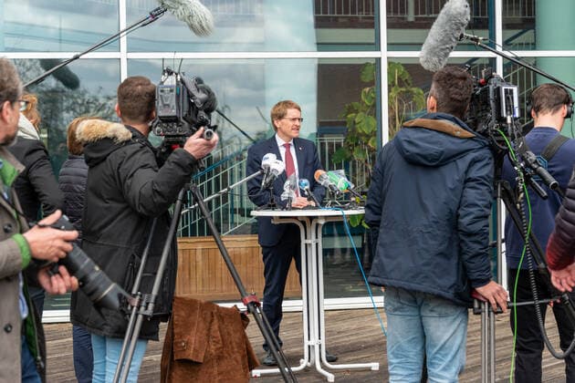 Kiel, 14.04.2020, Coronakrise, Infos vor der Konferenz mit der Kanzlerin Heute äußerte sich Ministerpräsident Daniel Günther zum geplanten Zeitplan für die Beratungen der Länderregierungschefs mit der Bundeskanzlerin. Er erläuterte die weitere Vorgehensweise und kündigte an, die Ergebnisse aus den Beratungen morgen zu kommunizieren.