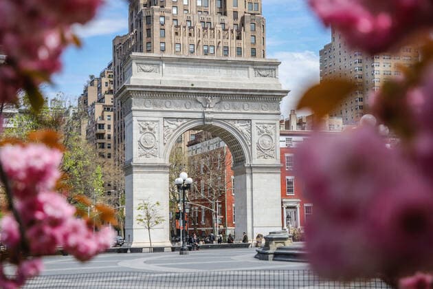 April 14, 2020, New York, NEW YORK, EUA: Movement in Washington Square Park in the spring of New York during the Coronavirus COVID-19 pandemic in the United States. New York USA - ZUMAc233 20200414_zsp_c233_077 Copyright: xVanessaxCarvalhox