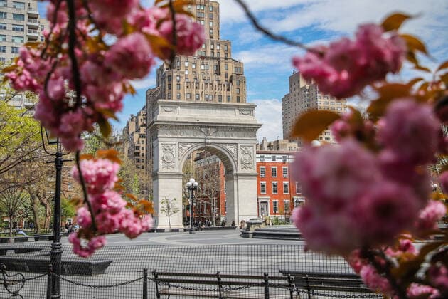 April 14, 2020, New York, NEW YORK, EUA: Movement in Washington Square Park in the spring of New York during the Coronavirus COVID-19 pandemic in the United States. New York USA - ZUMAc233 20200414_zsp_c233_078 Copyright: xVanessaxCarvalhox