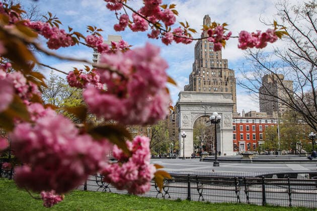April 14, 2020, New York, NEW YORK, EUA: Movement in Washington Square Park in the spring of New York during the Coronavirus COVID-19 pandemic in the United States. New York USA - ZUMAc233 20200414_zsp_c233_083 Copyright: xVanessaxCarvalhox