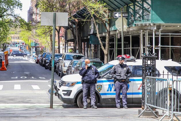 April 14, 2020, New York, NEW YORK, EUA: Movement in Washington Square Park in the spring of New York during the Coronavirus COVID-19 pandemic in the United States. New York USA - ZUMAc233 20200414_zsp_c233_101 Copyright: xVanessaxCarvalhox