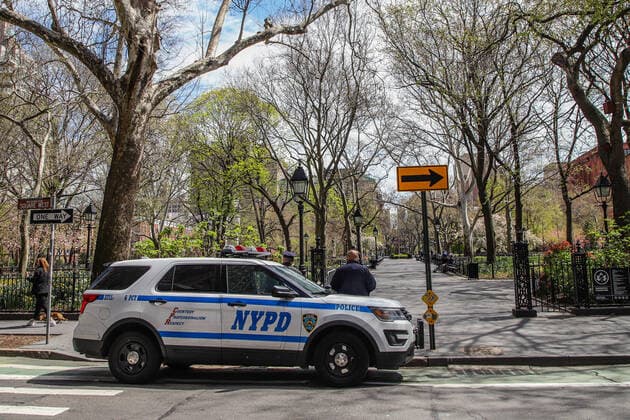 April 14, 2020, New York, NEW YORK, EUA: Movement in Washington Square Park in the spring of New York during the Coronavirus COVID-19 pandemic in the United States. New York USA - ZUMAc233 20200414_zsp_c233_102 Copyright: xVanessaxCarvalhox