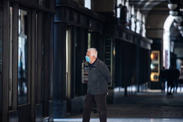 Italy: Turin lockdown 14th April 2020 People wear a safety mask in Piazza Castello in a deserted Turin on April 14, 2020 in Italy, during the country s lockdown aimed at curbing the spread of the COVID-19 infection, caused by the novel coronavirus. Turin Piedmont Turin Italy Copyright: AlbertoxGandolfo