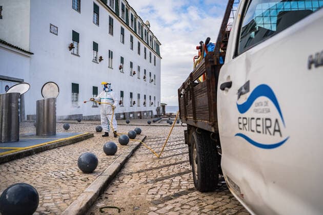 April 14, 2020, Ericeira, Portugal: An employee of the Ericeira parish council, equipped with the recommended protective materials, disinfects the street with a solution based with hypochlorite (bleach)..The municipality of Mafra had 70 cases of COVID-19 pandemic. In order to prevent the spread of the virus, the Ericeira Parish Council perform weekly street disinfection. Ericeira Portugal - ZUMAs197 20200414_zaa_s197_170 Copyright: xHenriquexCasinhasx