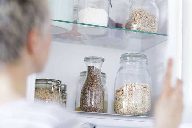Symbolfoto unverpackte Lebensmittel. Vorratsglaeser mit Muesli und Samen stehen in einem Kuechenschrank. Berlin, 11.04.2020. Berlin Deutschland