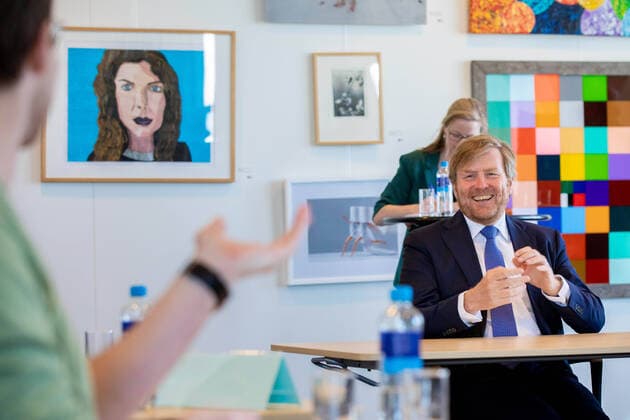 21-04-2020 Amsterdam King Willem-Alexander visited the UWV, Het Uitvoeringsinstituut Werknemersverzekeringen, in the context of the coronavirus outbreak COVID19 in Amsterdam. The UWV, The Employee Insurance Agency With dhr Fred Paling, voorzitter van de Raad van Bestuur van UWV, dhr M. Rovers, directeur Strategie, Beleid en Kenniscentrum, dhr P. van Stempvoort, directeur Uitkeren, dhr M. Bruns, Strategisch beleidsadviseur, thema SBK, dhr K. Huisman, Directie adviseur, thema uitkeren, dhr S. Pabbruwee, klantcontactadviseur, thema Klant & Service, dhr S. Hageman, medewerker Betaalverkeer, thema Financieel Economische Zaken, dhr B. Bottelier, data analist, thema Gegevensdiensten, dhr H. Kop, Teammanager, thema Facilitair Bedrijf Documentaire Informatie Voorziening And dhr J. Stricker, ICT data analist, afdeling WAR room and dhr B. Muilwijk Copyright: xPPEx