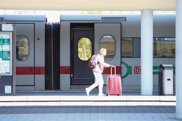 22.04.2020, xtgx, Maskenpflicht in Wolfsburg, eine Frau mit Maske steigt aus einem ICE. Die Stadt Wolfsburg hat ab dieser Woche eine Maskenpflicht im Nahverkehr, in oeffentlichen Gebauden und Geschaeften eingefuehrt. Dort muss jeder Fahrgast oder Besucher Mund und Nase mit einer Maske bedecken. Symbolfoto, Symbolbild, Risikogruppe, Senioren, Schutzmaske, Gesichtsmaske, Mund-Nasen-Maske. Wolfsburg